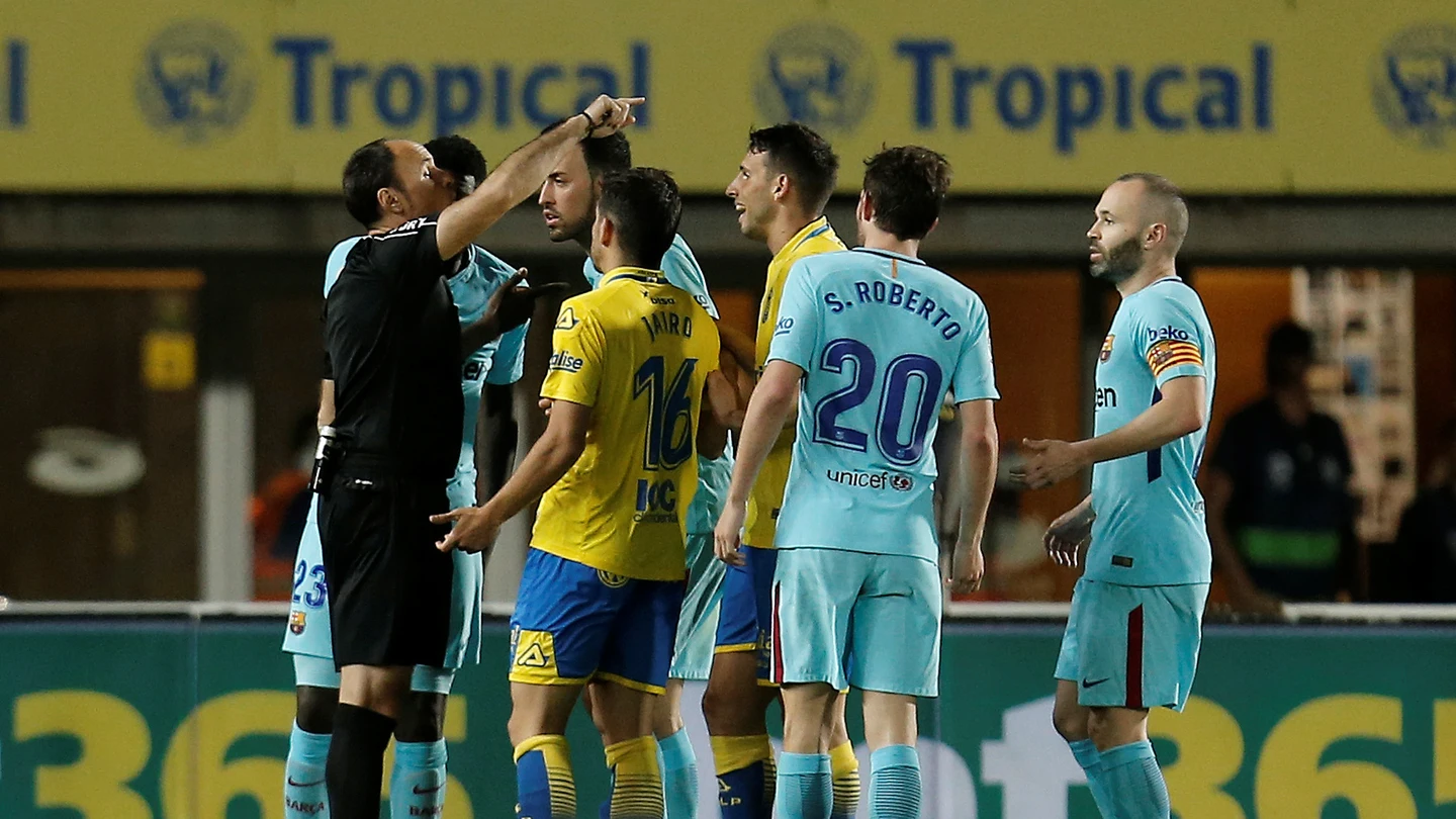 Los jugadores de Las Palmas y Barcelona protestan ante Mateu Lahoz Los jugadores de Las Palmas y Barcelona protestan ante Mateu Lahoz