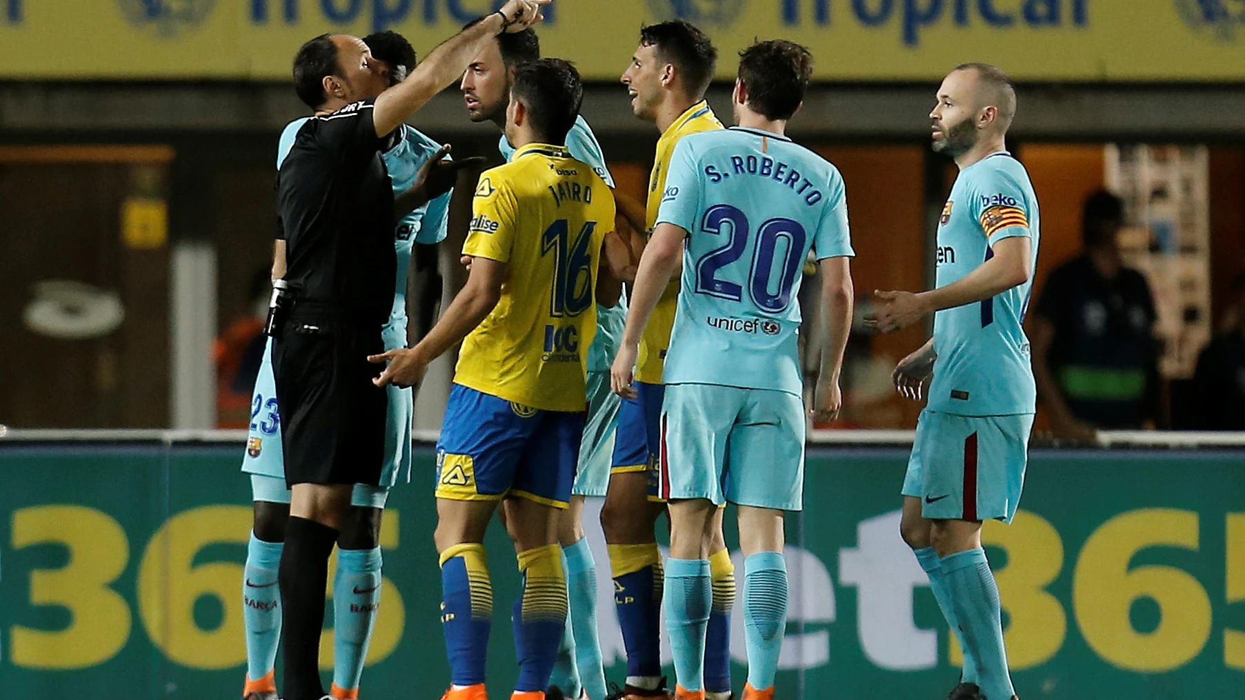 Los jugadores de Las Palmas y Barcelona protestan ante Mateu Lahoz