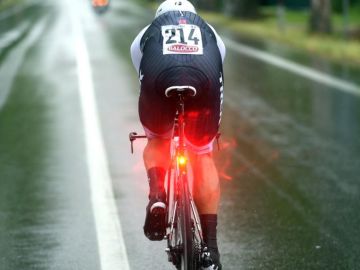 Usar luces parpadeantes en tu bici es motivo de multa: la última polémica de la DGT