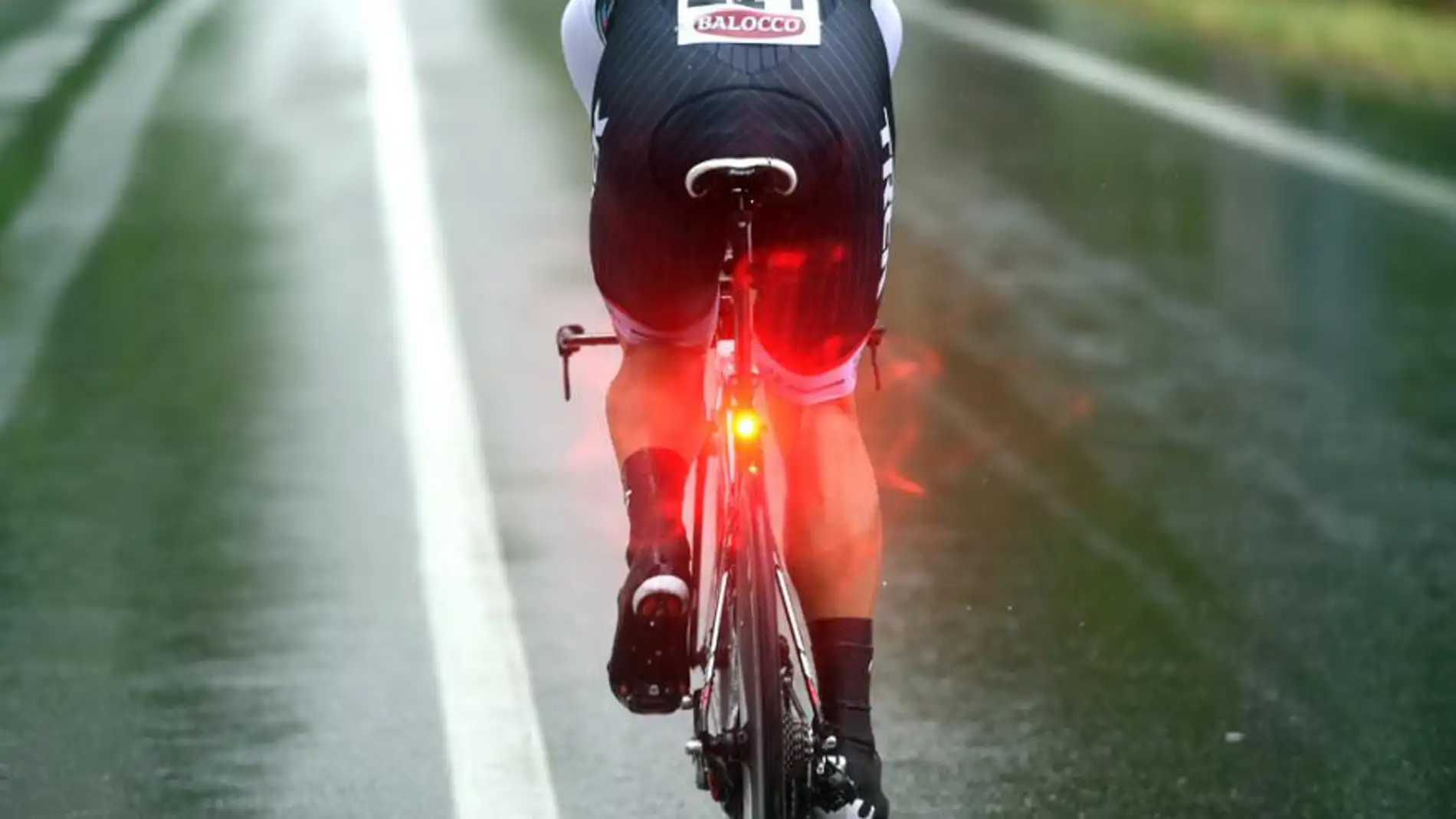 Usar luces parpadeantes en tu bici es motivo de multa: la última polémica  de la DGT
