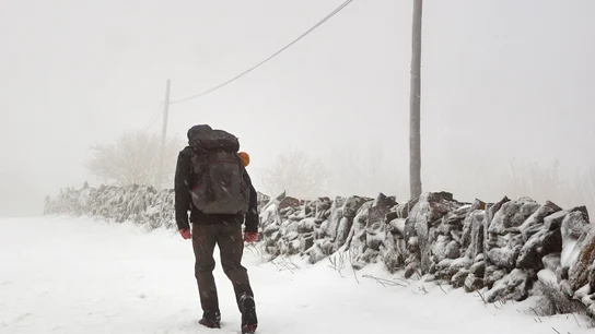 Un peregrino de Lituania recorriendo el Camino de Santiago bajo el temporal de nieve Un peregrino de Lituania recorriendo el Camino de Santiago bajo el temporal de nieve