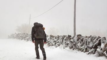 Un peregrino de Lituania recorriendo el Camino de Santiago bajo el temporal de nieve