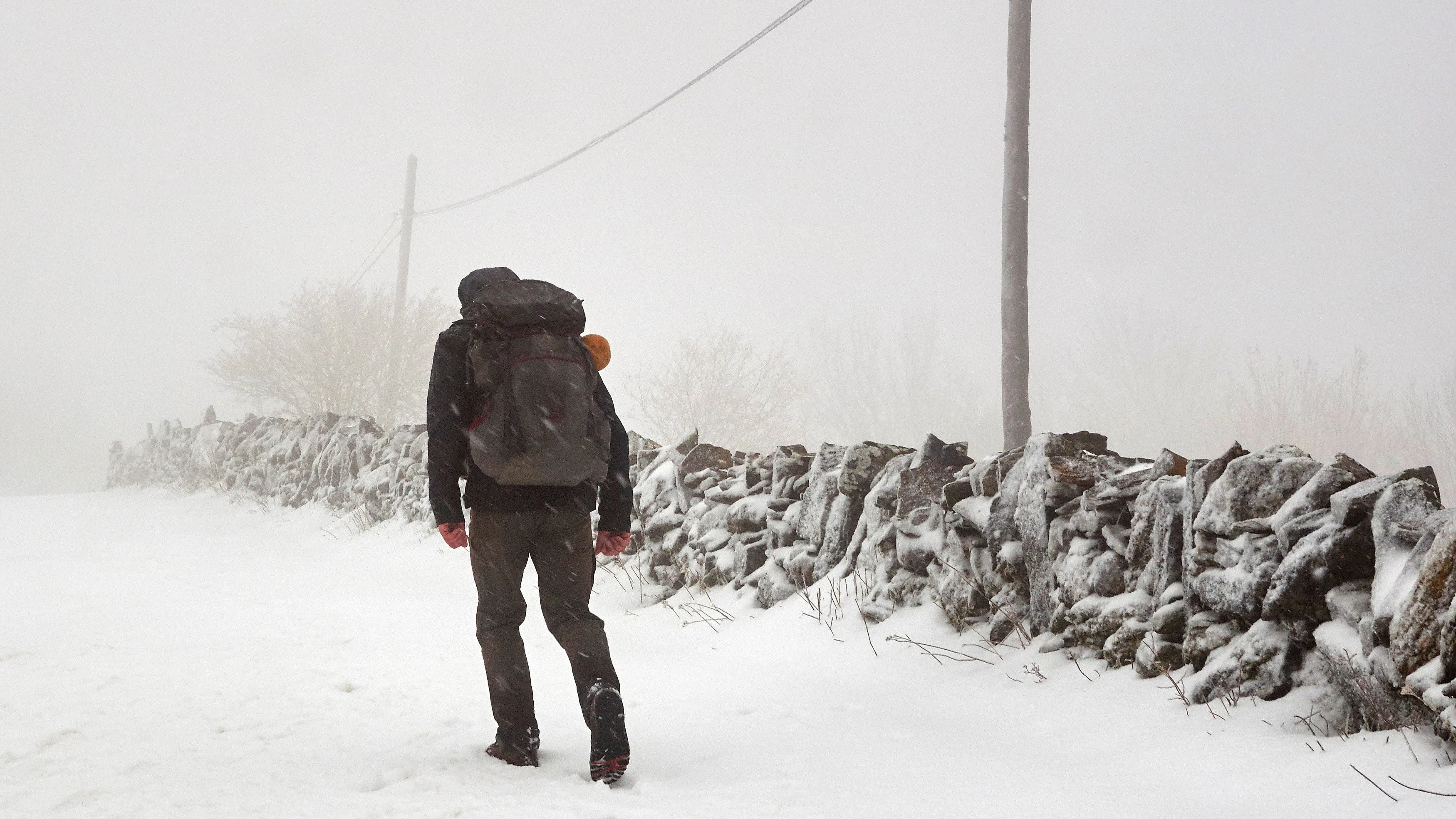 Un peregrino de Lituania recorriendo el Camino de Santiago bajo el temporal de nieve