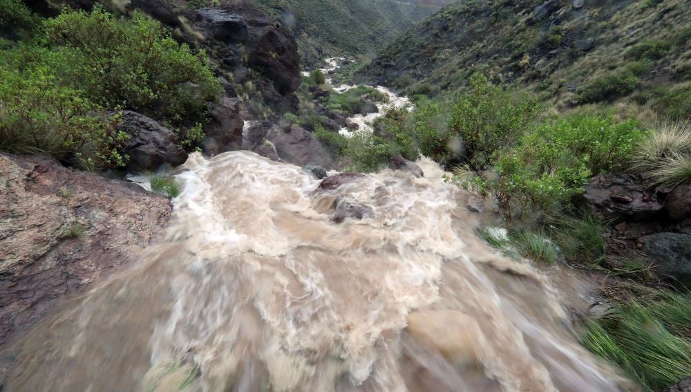 Cascadas de agua de lluvia en Veneguera, al suroeste de Gran Canaria