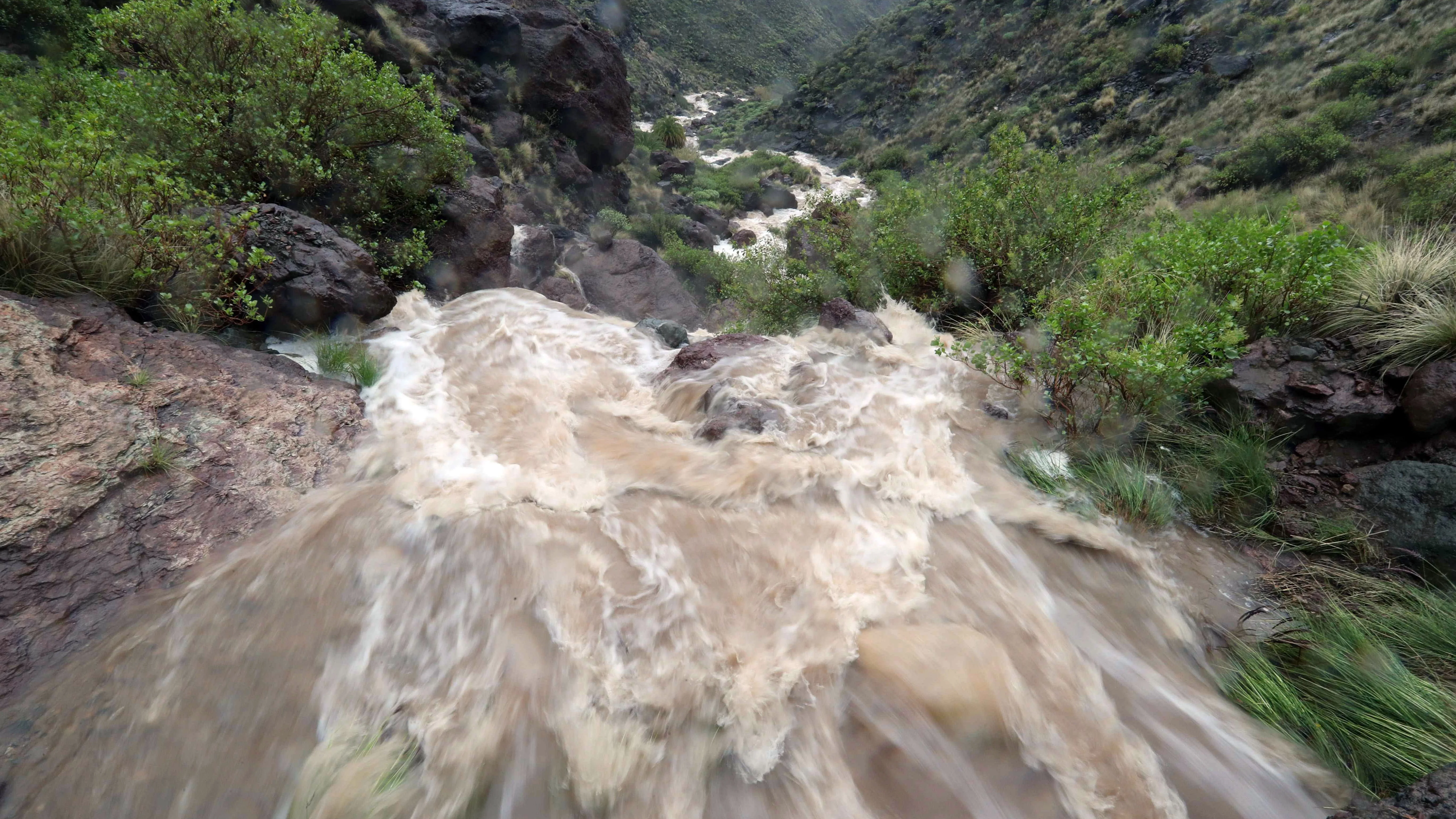 Cascadas de agua de lluvia en Veneguera, al suroeste de Gran Canaria