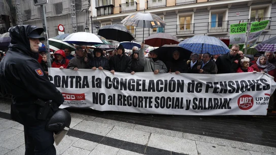 Centenares de jubilados exigen bajo la lluvia una subida digna de su pensión Centenares de jubilados exigen bajo la lluvia una subida digna de su pensión
