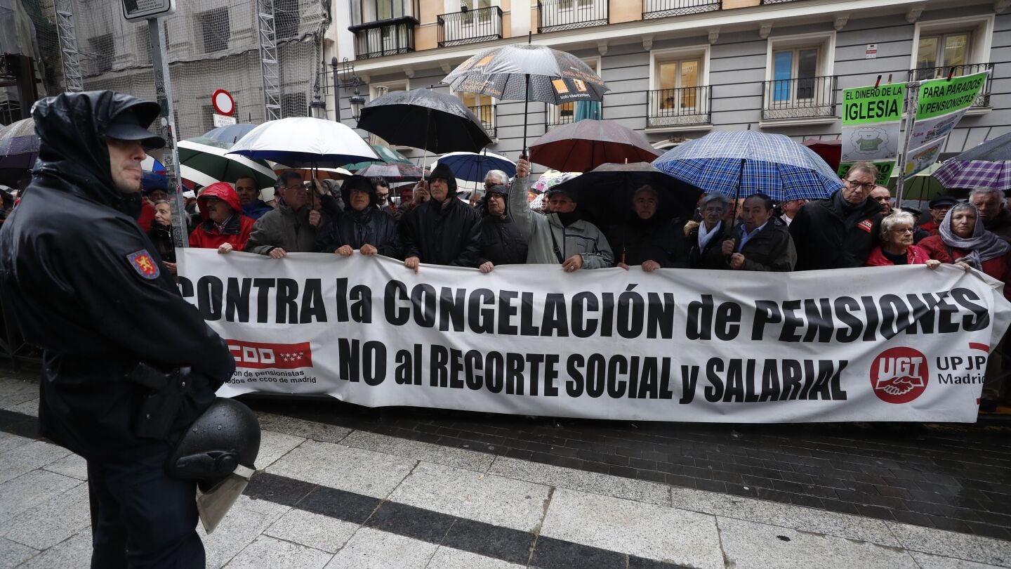 Centenares de jubilados exigen bajo la lluvia una subida digna de su pensi&oacute;n