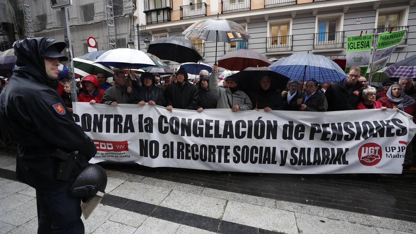 Centenares de jubilados exigen bajo la lluvia una subida digna de su pensión Centenares de jubilados exigen bajo la lluvia una subida digna de su pensión