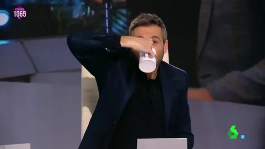 El intento de Frank Blanco de beber agua "marcando bíceps" a lo Mario Casas El intento de Frank Blanco de beber agua "marcando bíceps" a lo Mario Casas