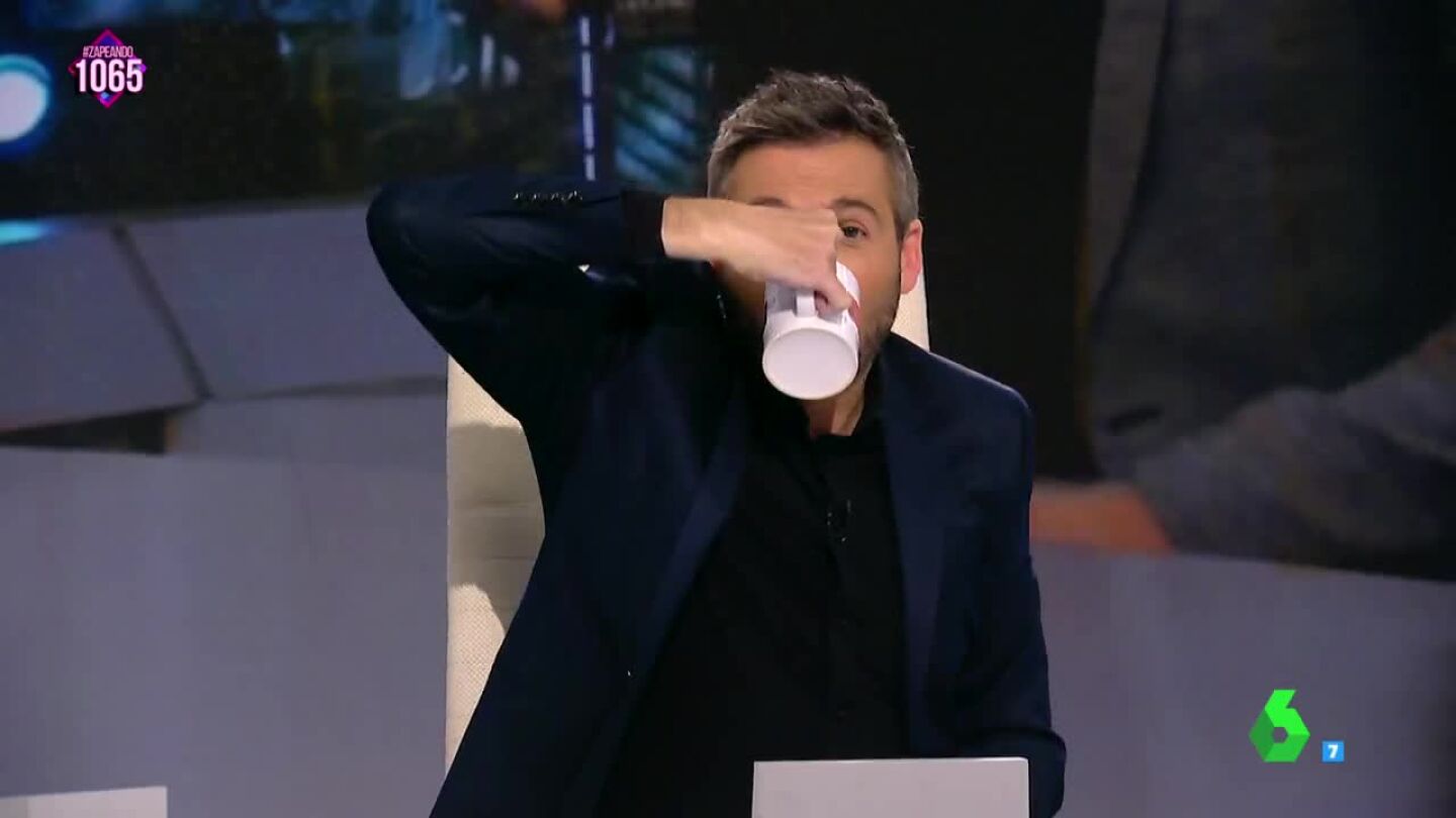 El intento de Frank Blanco de beber agua "marcando b&iacute;ceps" a lo Mario Casas