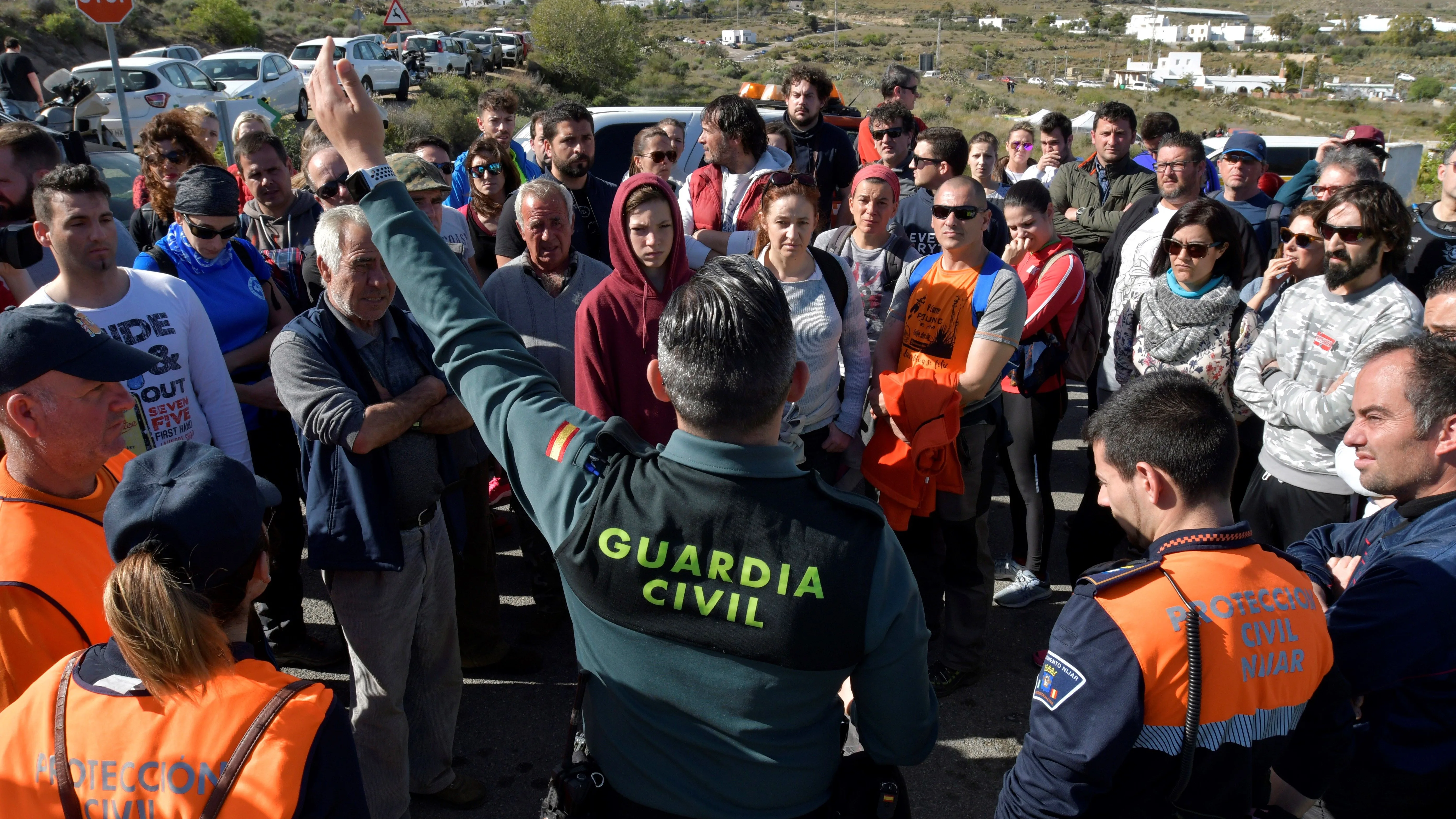 Un Guardia Civil organiza un grupo del dispositivo de búsqueda del niño