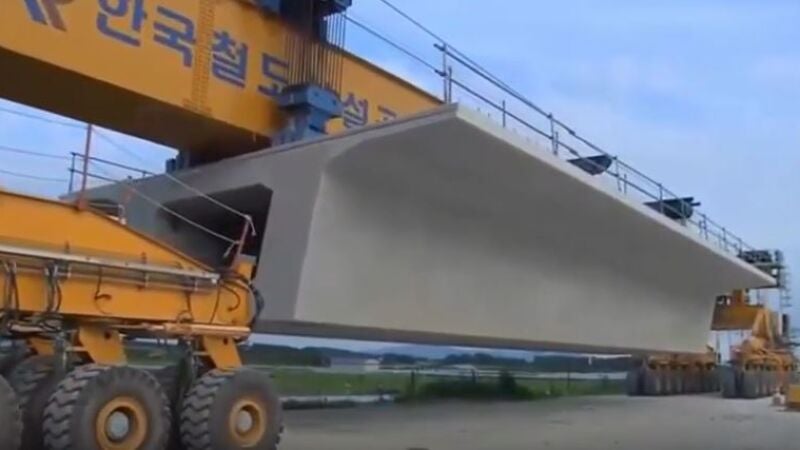 Así funciona la 'monstruosa' máquina con la que se construye un puente
