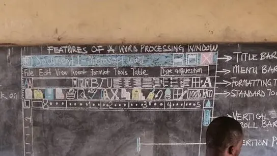 Un profesor de Ghana explica con dibujos en la pizarra cómo funciona Word Un profesor de Ghana explica con dibujos en la pizarra cómo funciona Word