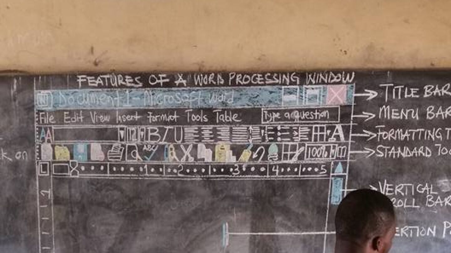 Un profesor de Ghana explica con dibujos en la pizarra c&oacute;mo funciona Word