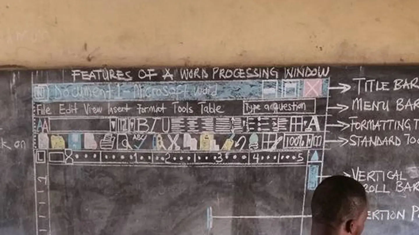 Un profesor de Ghana explica con dibujos en la pizarra cómo funciona Word Un profesor de Ghana explica con dibujos en la pizarra cómo funciona Word