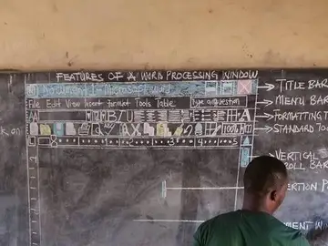 Un profesor de Ghana explica con dibujos en la pizarra cómo funciona Word Un profesor de Ghana explica con dibujos en la pizarra cómo funciona Word