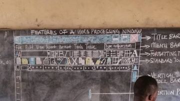 Un profesor de Ghana explica con dibujos en la pizarra cómo funciona Word