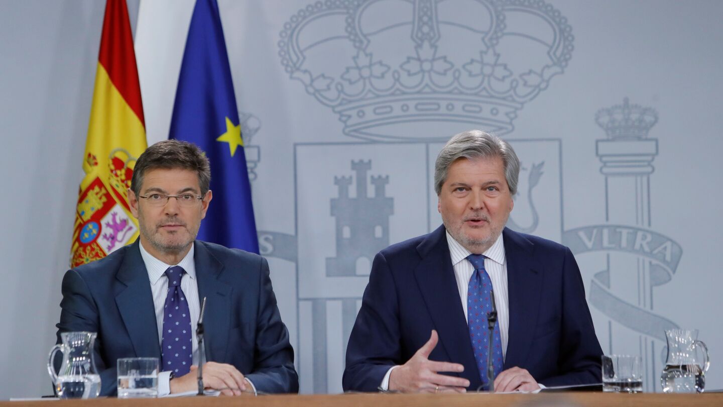 El ministro de Educaci&oacute;n y portavoz del Gobierno, I&ntilde;igo M&eacute;ndez de Vigo, acompa&ntilde;ado por el ministro de Justicia, Rafael Catal&aacute;,