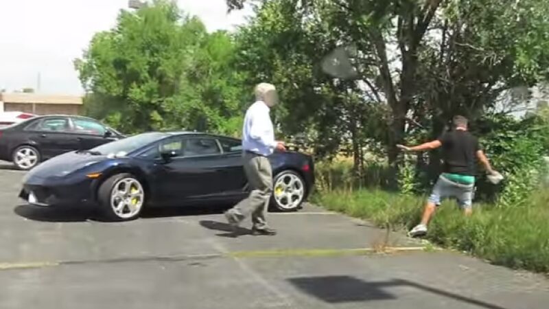 Una broma a un Lamborghini que empieza con risas pero casi termina en tragedia