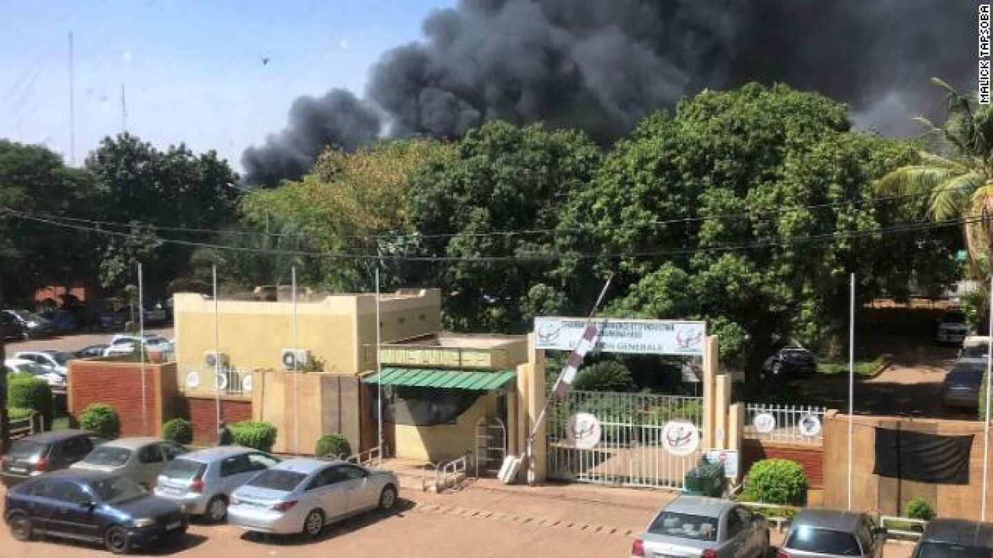 Incendio en la Embajada de Francia provocado durante el ataque en Burkina Faso