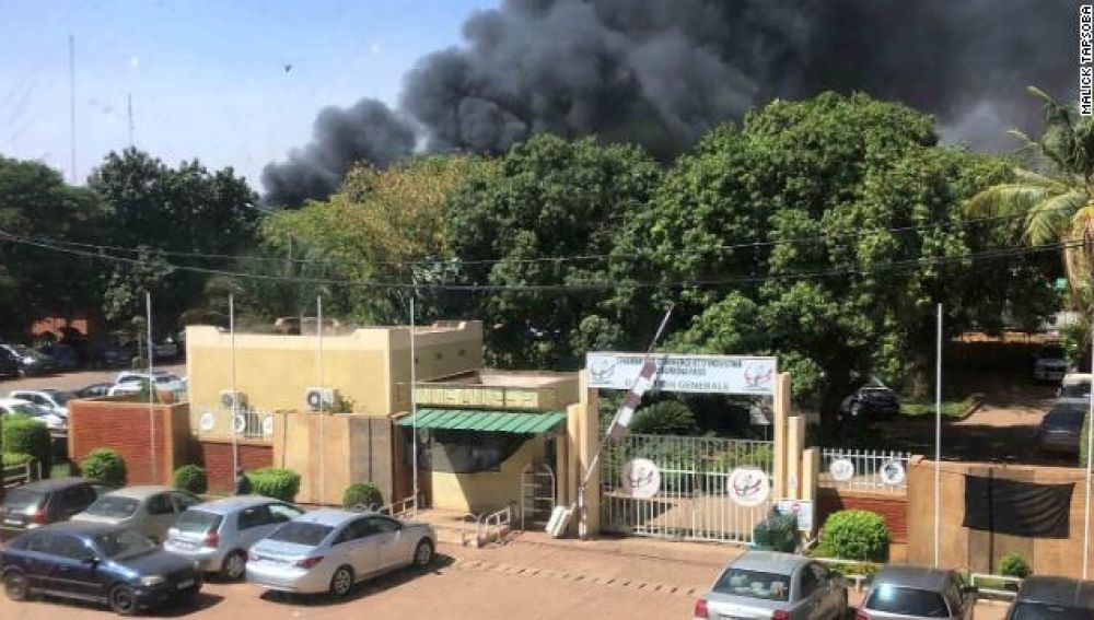 Incendio en la Embajada de Francia provocado durante el ataque en Burkina Faso
