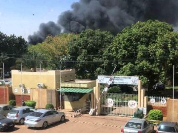 Incendio en la Embajada de Francia provocado durante el ataque en Burkina Faso Incendio en la Embajada de Francia provocado durante el ataque en Burkina Faso