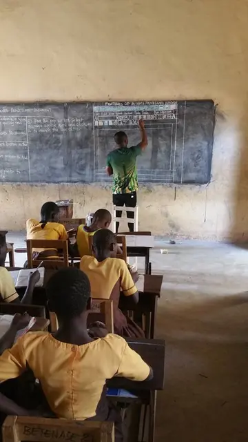 Un profesor de Ghana explica con dibujos en la pizarra cómo funciona Word