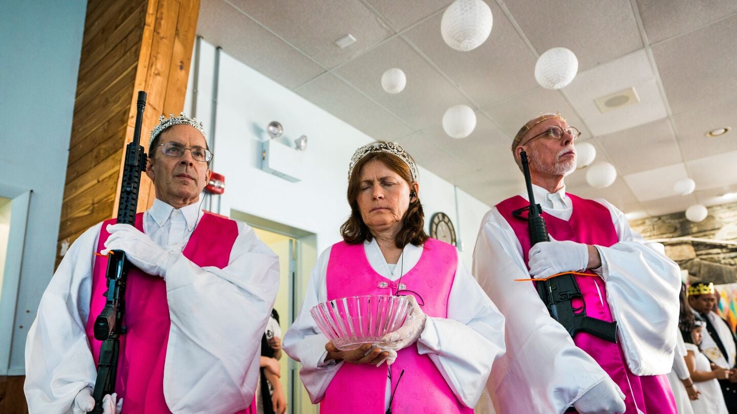 Feligreses de la Iglesia Santuario se aferran a sus fusiles de asalto AR-15