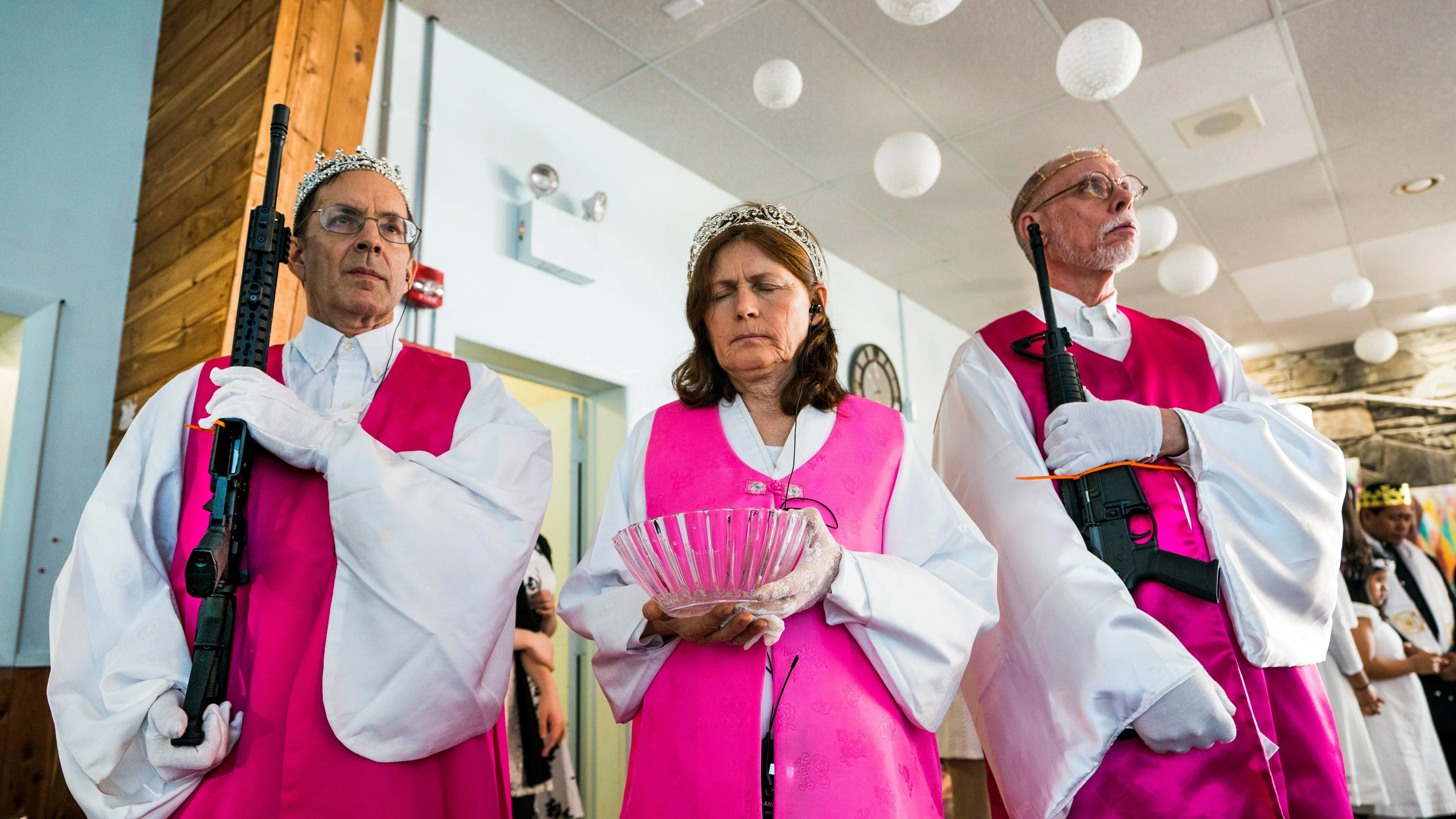 Feligreses de la Iglesia Santuario se aferran a sus fusiles de asalto AR-15