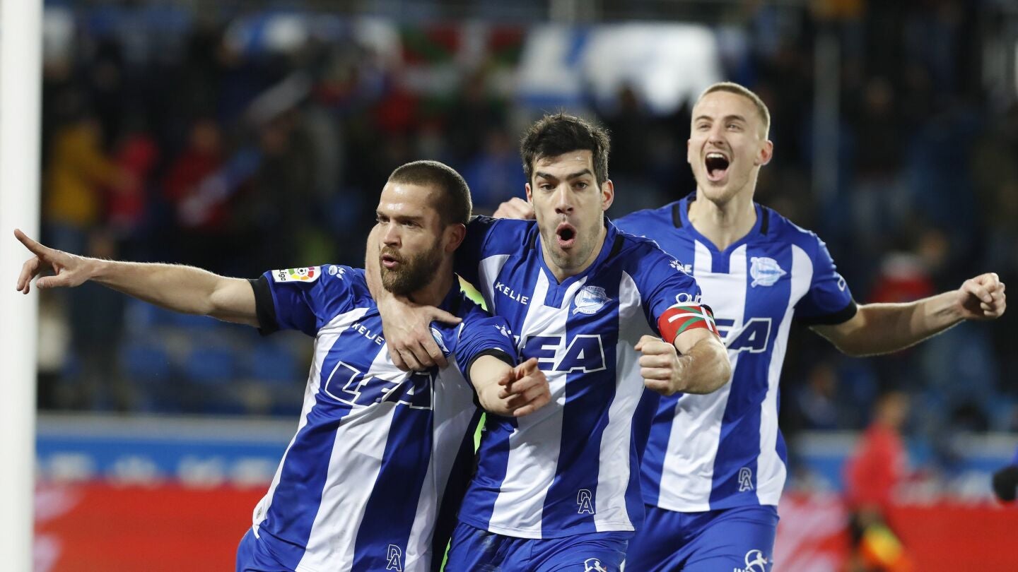 Los jugadores del Alav&eacute;s celebran el gol de V&iacute;ctor Laguardia ante el Levante