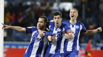 Los jugadores del Alavés celebran el gol de Víctor Laguardia ante el Levante