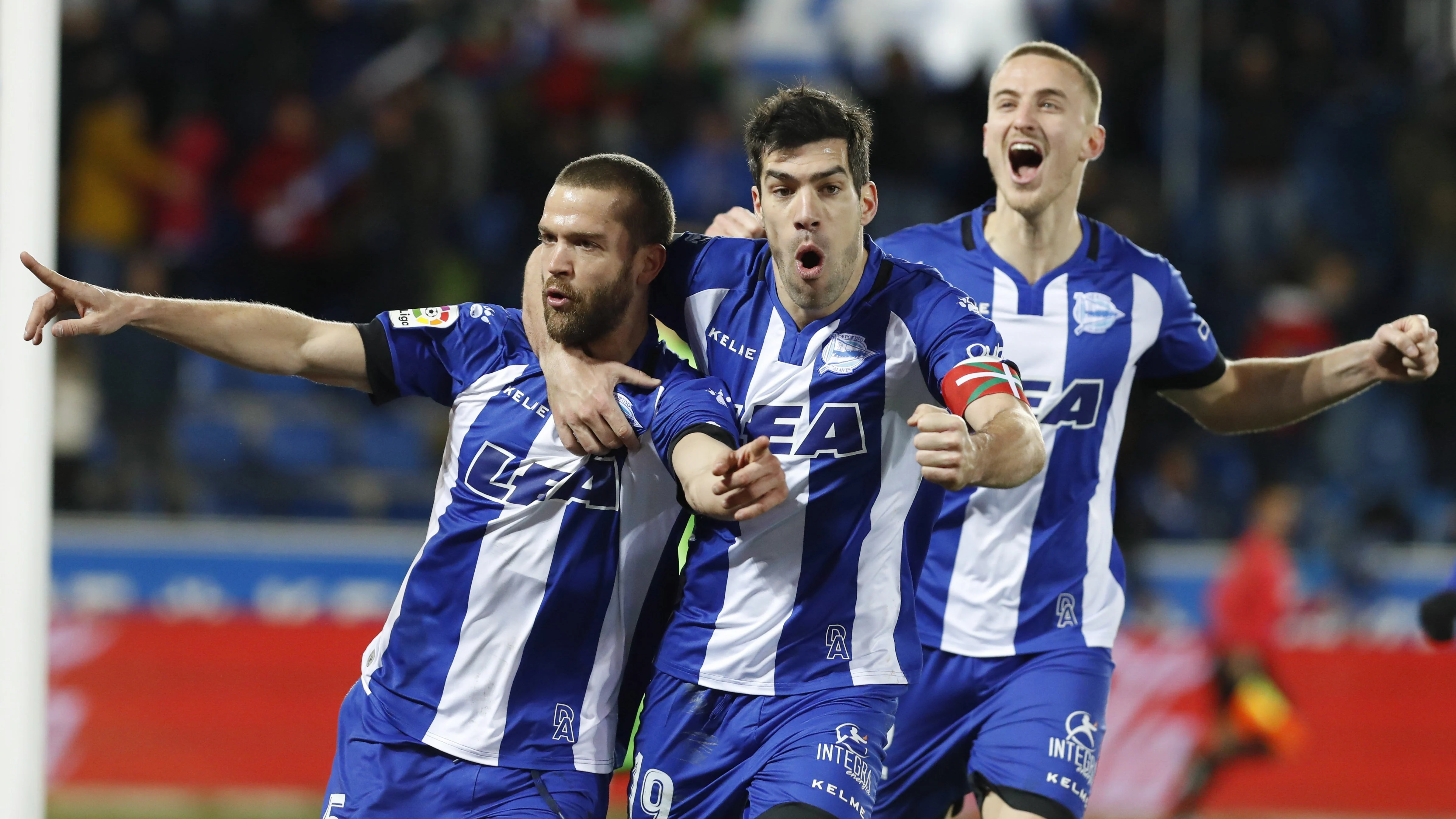 Los jugadores del Alavés celebran el gol de Víctor Laguardia ante el Levante