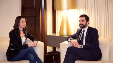 El presidente del Parlament, Roger Torrent, junto a la líder de Ciutadans, Inés Arrimadas