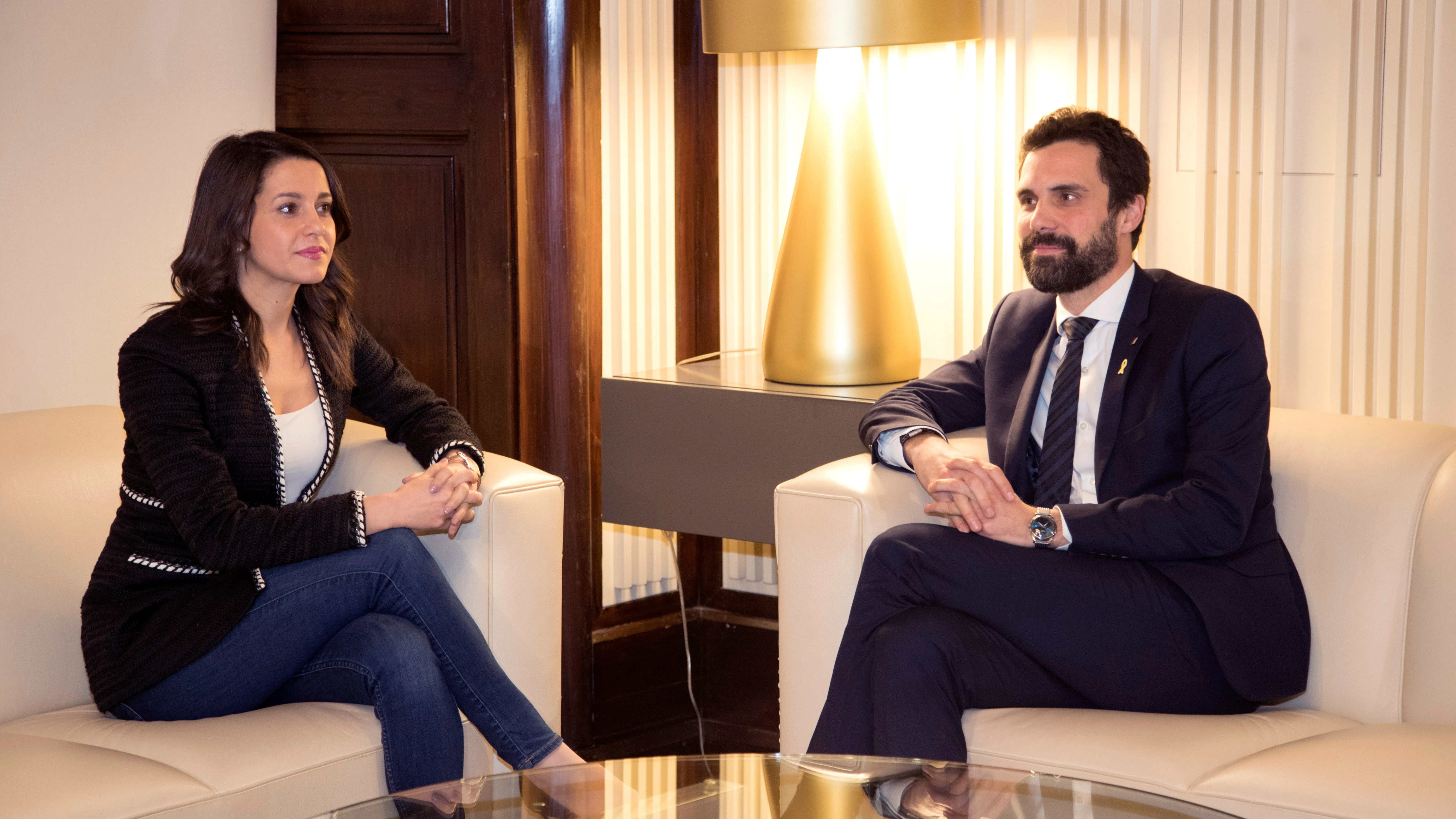 El presidente del Parlament, Roger Torrent, junto a la líder de Ciutadans, Inés Arrimadas