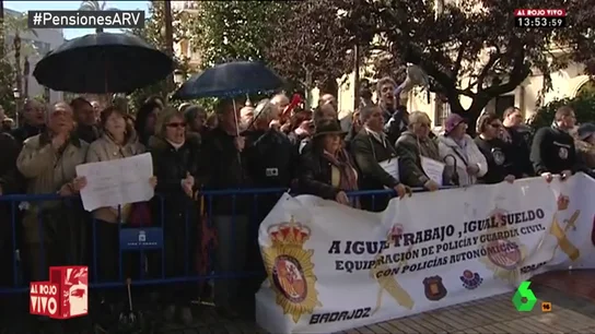 Un grupo de pensionistas abuchea a Mariano Rajoy Un grupo de pensionistas abuchea a Mariano Rajoy