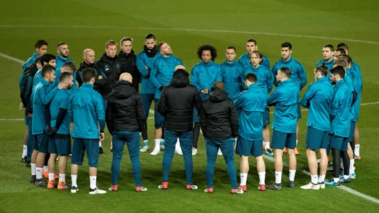 Los jugadores del Real Madrid se conjuran sobre el césped del Parque de los Príncipes Los jugadores del Real Madrid se conjuran sobre el césped del Parque de los Príncipes