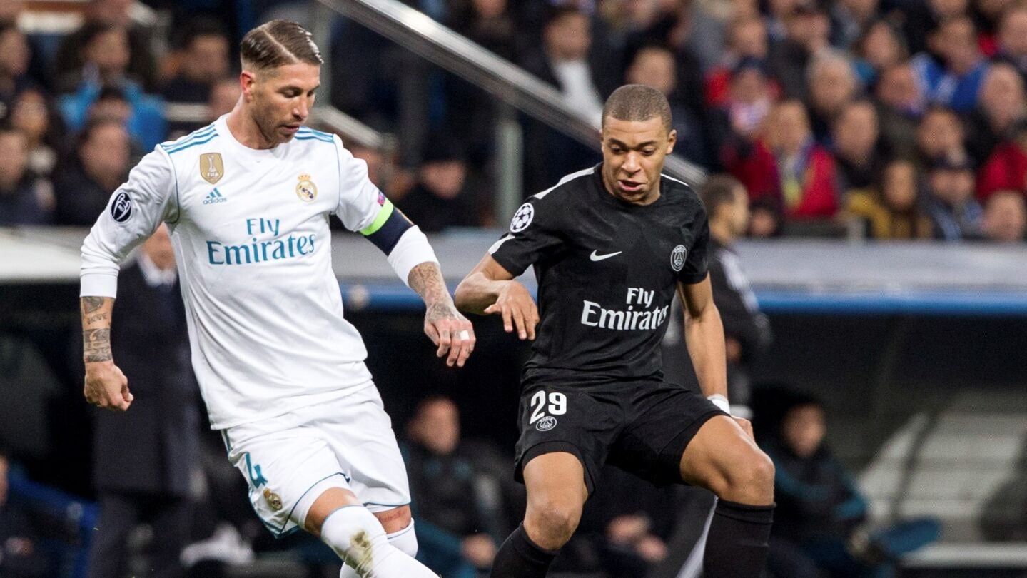 Sergio Ramos controla el bal&oacute;n ante la presi&oacute;n de Mbapp&eacute;