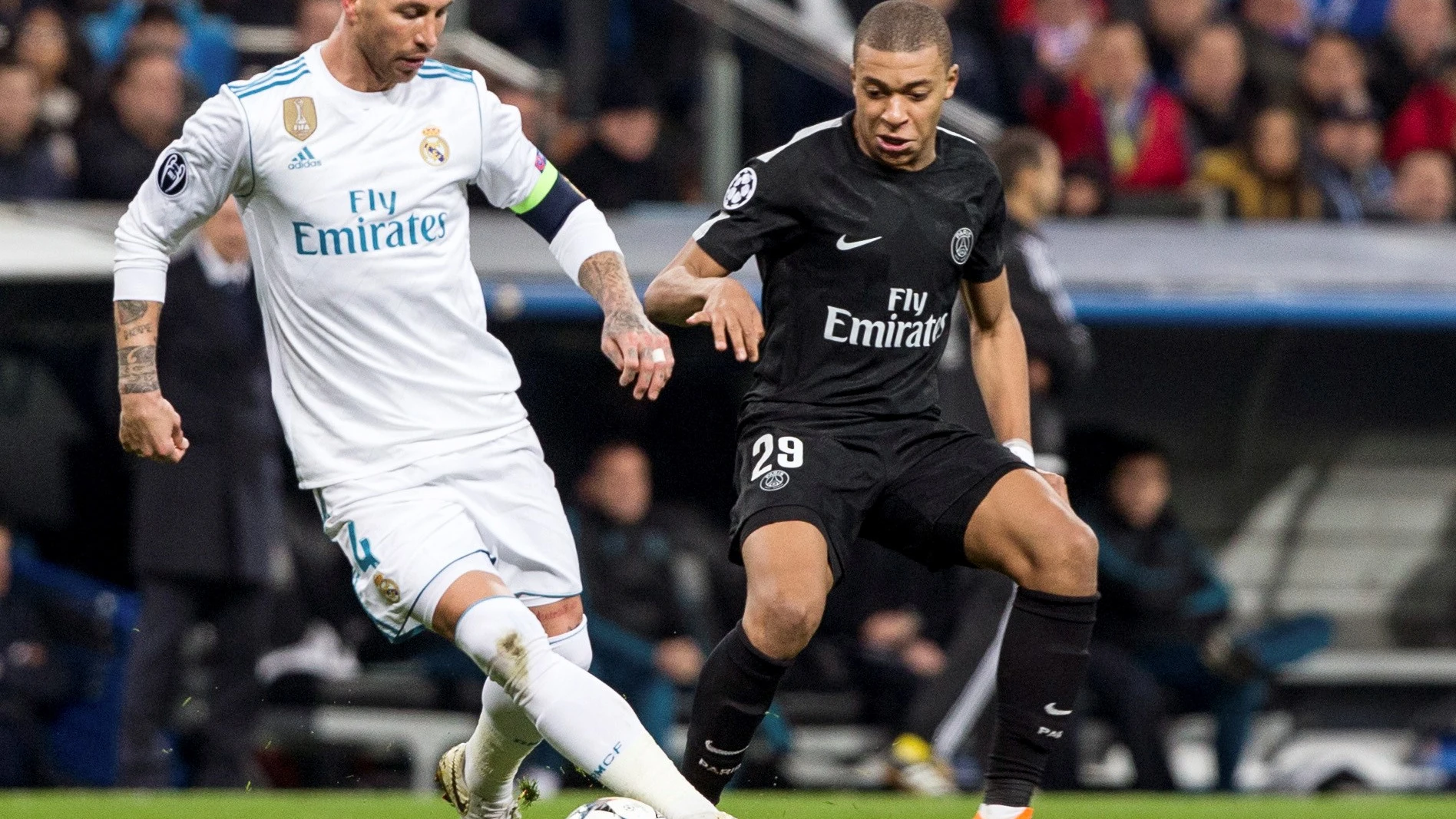 Sergio Ramos controla el balón ante la presión de Mbappé Sergio Ramos controla el balón ante la presión de Mbappé