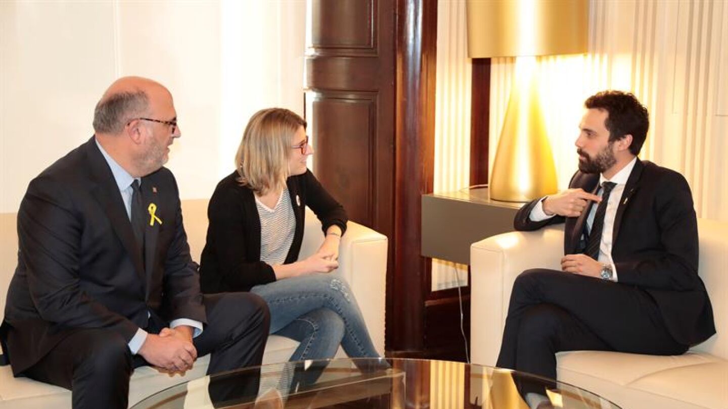 Elsa Artadi y Eduard Pujol junto a Roger Torrent