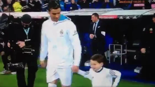 El niño que desató las risas de Cristiano Ronaldo El niño que desató las risas de Cristiano Ronaldo
