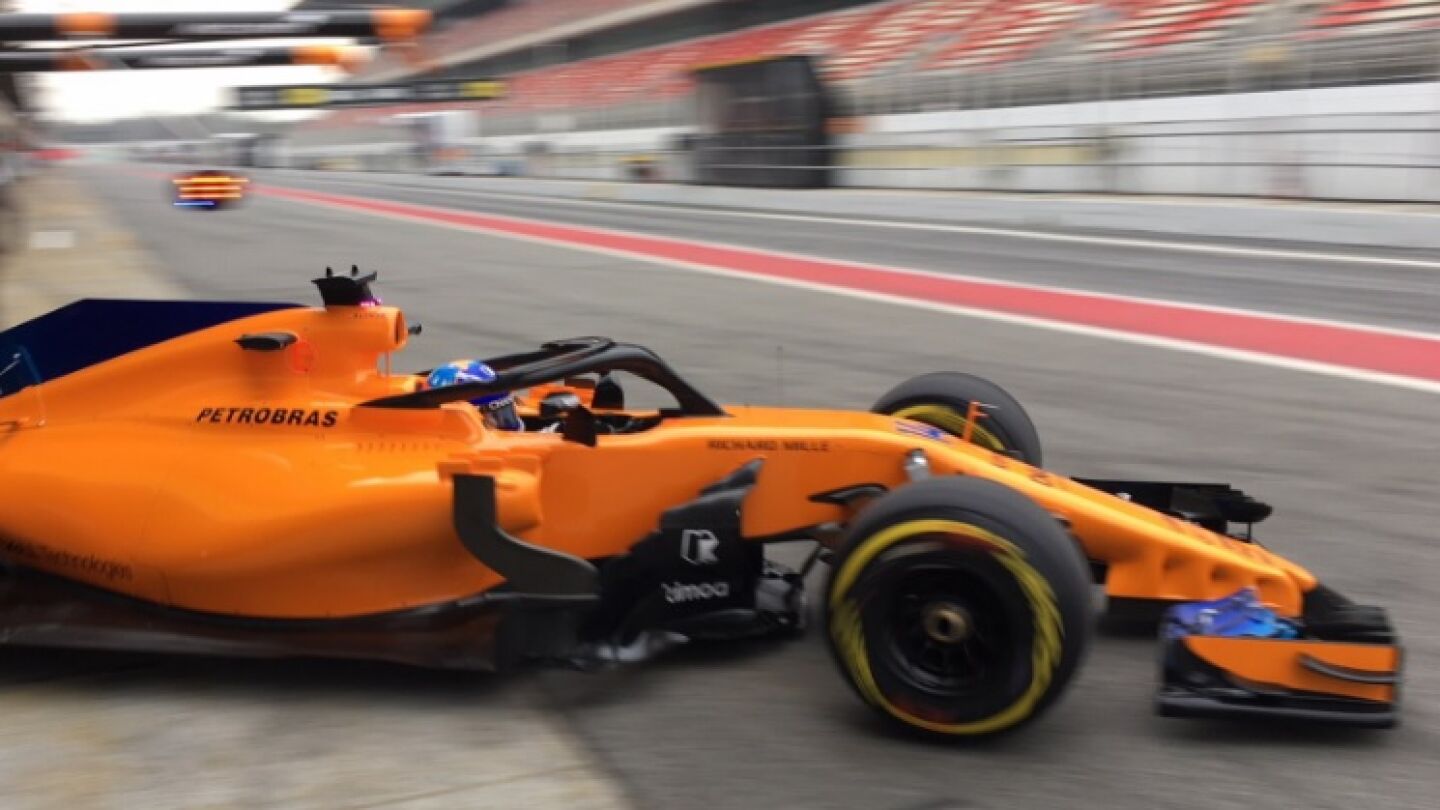 Fernando Alonso, en Montmel&oacute; durante el 'filming day' de McLaren