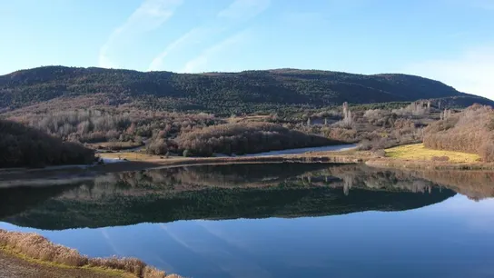 El lago de Montcortès (Lleida) El lago de Montcortès (Lleida)