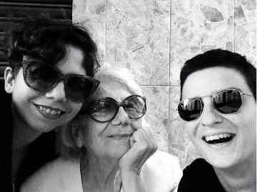 Alejandra, su abuela y su novia Coco, que conviven juntas desde hace casi un año Alejandra, su abuela y su novia Coco, que conviven juntas desde hace casi un año