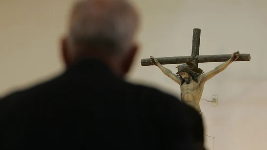 Un hombre dentro de una iglesia Un hombre dentro de una iglesia