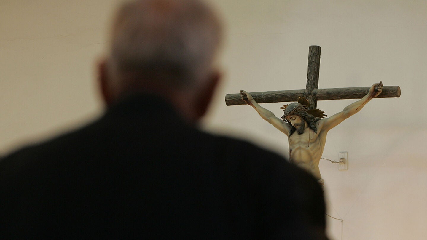 Un hombre dentro de una iglesia