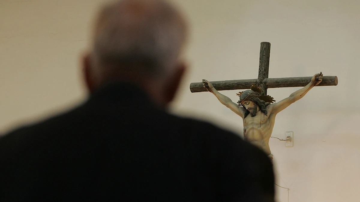 Un hombre dentro de una iglesia