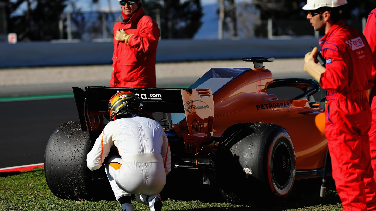 Vandoorne ve la parte trasera del McLaren Vandoorne ve la parte trasera del McLaren