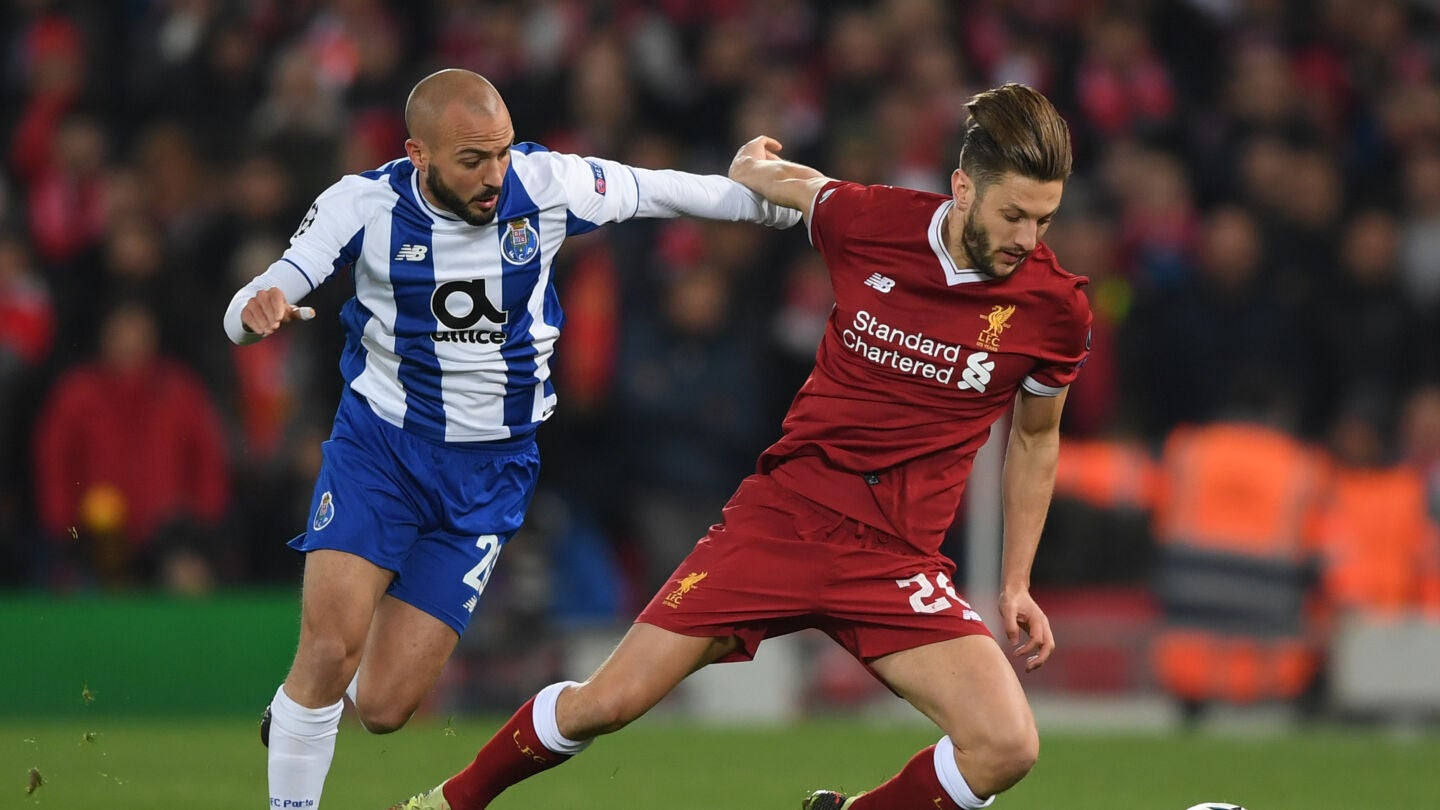 Adam Lallana y Andre Andre luchan por un bal&oacute;n