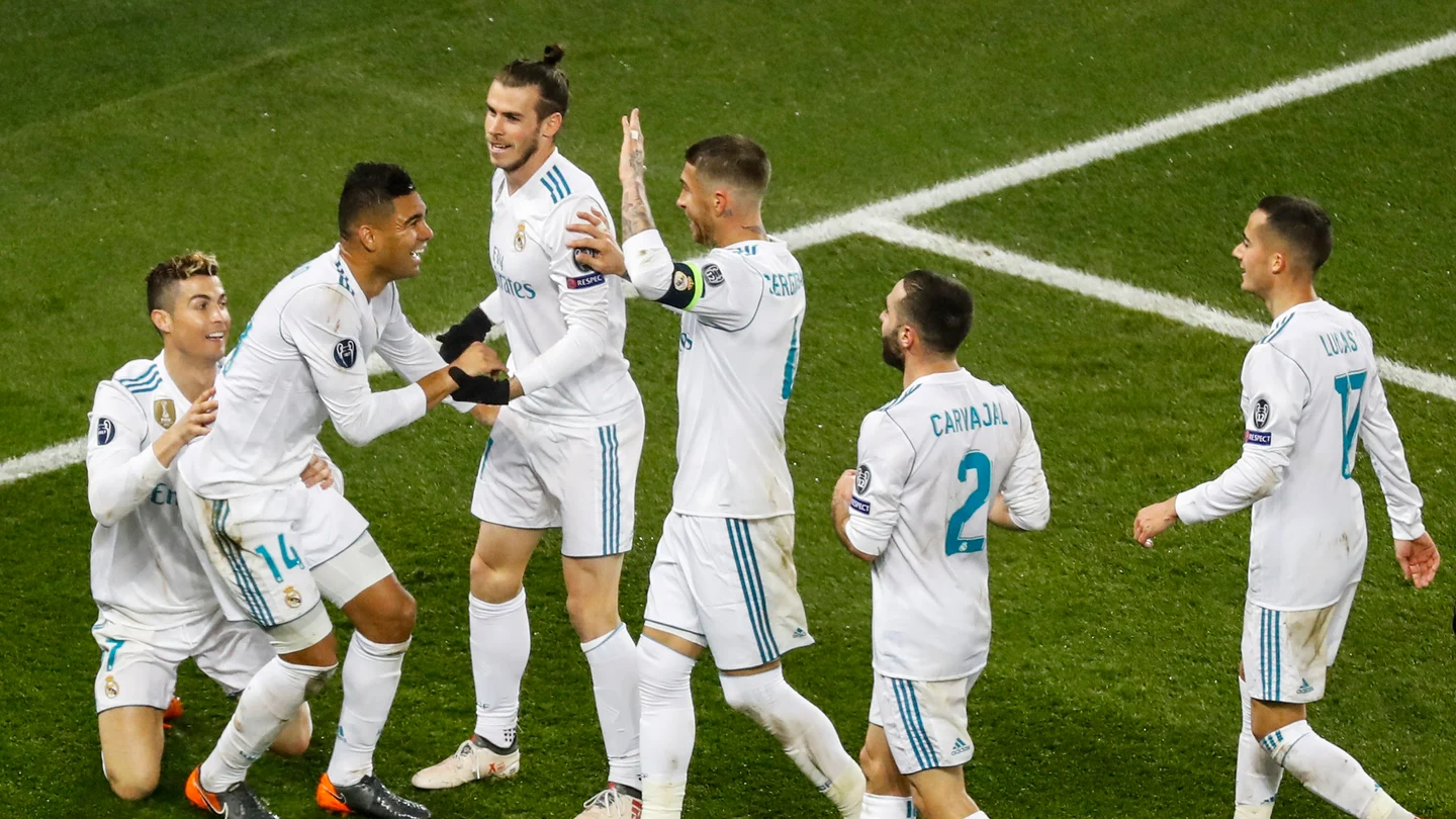 Casemiro celebra su gol ante el PSG con sus compañeros Casemiro celebra su gol ante el PSG con sus compañeros