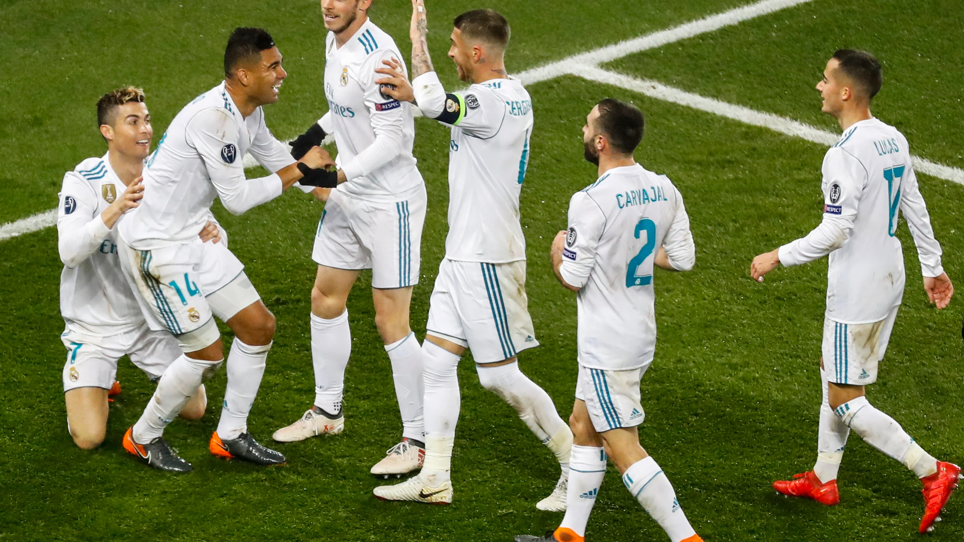 Casemiro celebra su gol ante el PSG con sus compa&ntilde;eros